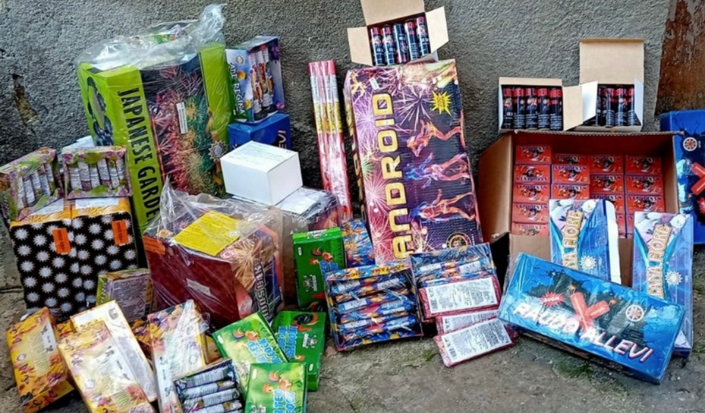 Sequestrati fuochi d’artificio venduti senza licenza in un negozio di Cava Manara