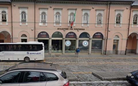 Imbratta con vernice nera alcune aree della stazione di Voghera, 20enne denunciato
