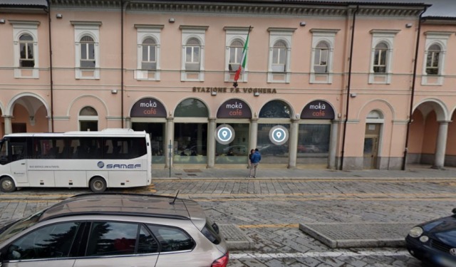 Imbratta con vernice nera alcune aree della stazione di Voghera, 20enne denunciato