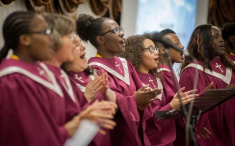 Pavia accende il Natale 2025: domenica 7 dicembre scienza e gospel animaneranno Piazza della Vittoria