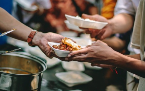 A Pavia la lasagna sospesa per i senzatetto e le persone in difficoltà: come contribuire
