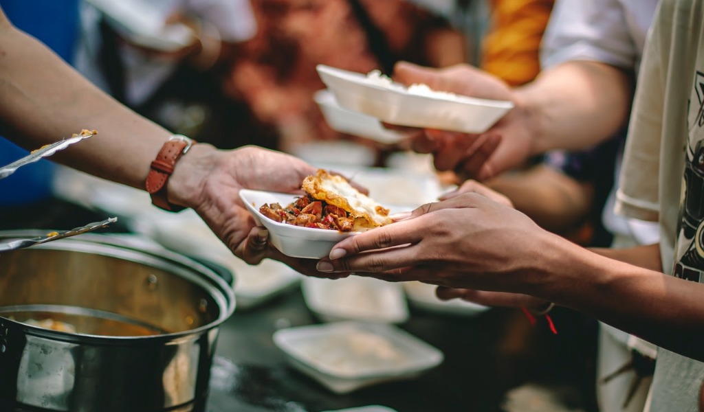 A Pavia la lasagna sospesa per i senzatetto e le persone in difficoltà: come contribuire