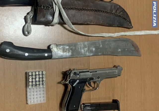 Capodanno di violenza: 53enne aggredita dal marito armato di machete e pistola, salvata dalla Polizia