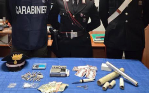 Beccato mentre vende droga, spacciatore 19enne arrestato a Vigevano