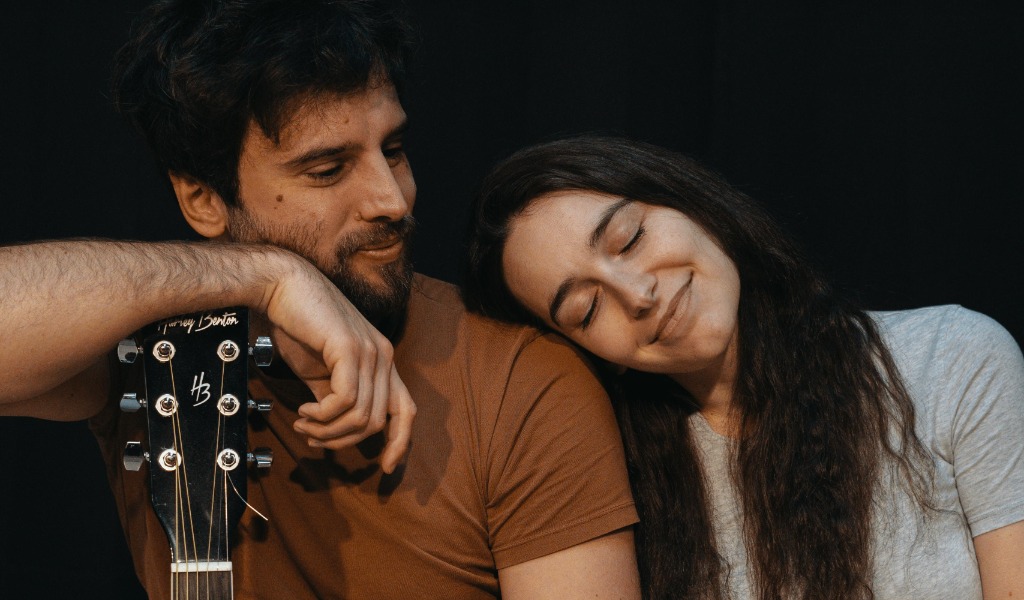 Amore e poesia in scena a Pavia con “Li hanno visti tornare tenendosi per mano”