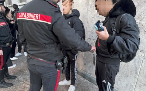 Alla ricerca di coltelli e droga: studenti controllati con il metal detector prima dell’ingresso a scuola
