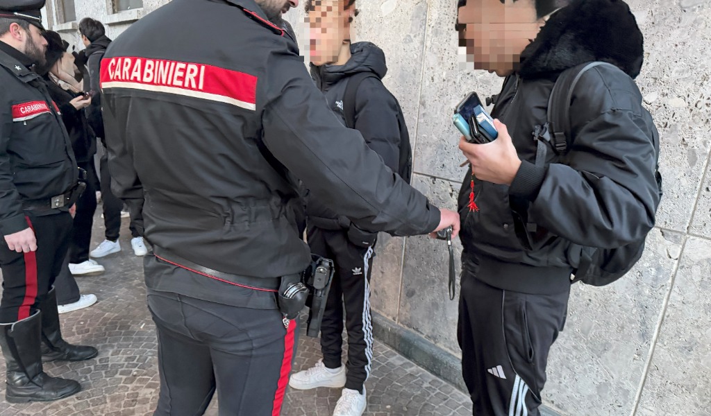 Alla ricerca di coltelli e droga: studenti controllati con il metal detector prima dell’ingresso a scuola