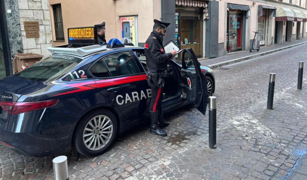 Ruba una stecca di sigarette in tabaccheria e durante la fuga ferisce con un coltello il titolare