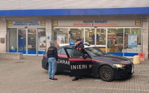 Evade dai domiciliari per compiere un furto in un supermercato: 36enne finisce in carcere