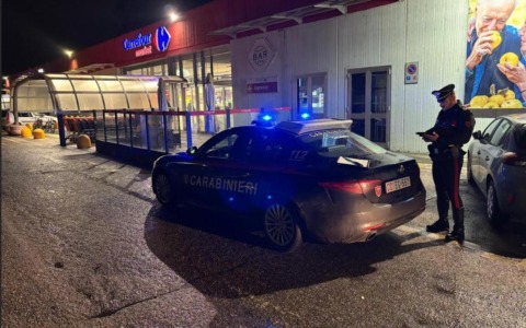 Litiga con la dipendente del supermercato e la minaccia con un coltello da cucina