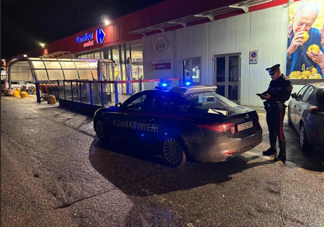 Litiga con la dipendente del supermercato e la minaccia con un coltello da cucina