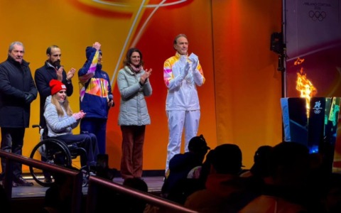 La Fiamma Olimpica a Pavia: il braciere acceso dal campione di pallavolo Lorenzo Bernardi