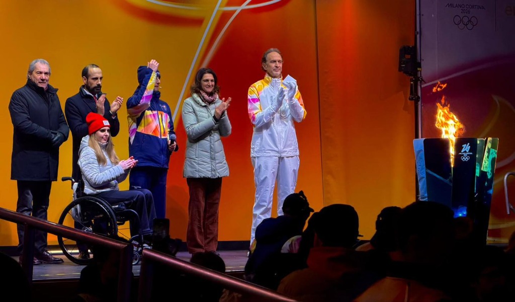 La Fiamma Olimpica a Pavia: il braciere acceso dal campione di pallavolo Lorenzo Bernardi