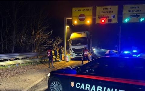 Autoarticolato ignora i divieti e rimane incastrato alle barriere del Ponte della Becca