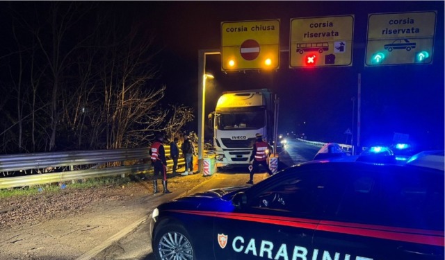 Autoarticolato ignora i divieti e rimane incastrato alle barriere del Ponte della Becca