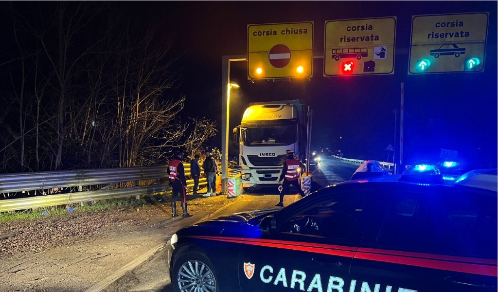 Autoarticolato ignora i divieti e rimane incastrato alle barriere del Ponte della Becca