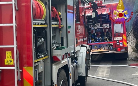 Incendio a Bosnasco: evacuate tre famiglie, un intossicato