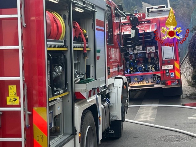 Incendio a Bosnasco: evacuate tre famiglie, un intossicato