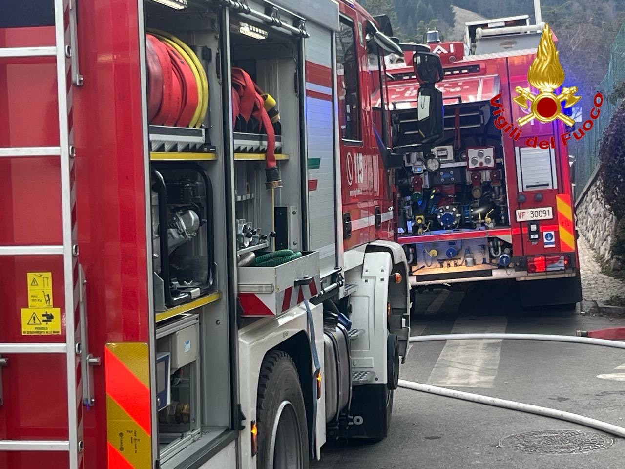 Incendio a Bosnasco: evacuate tre famiglie, un intossicato