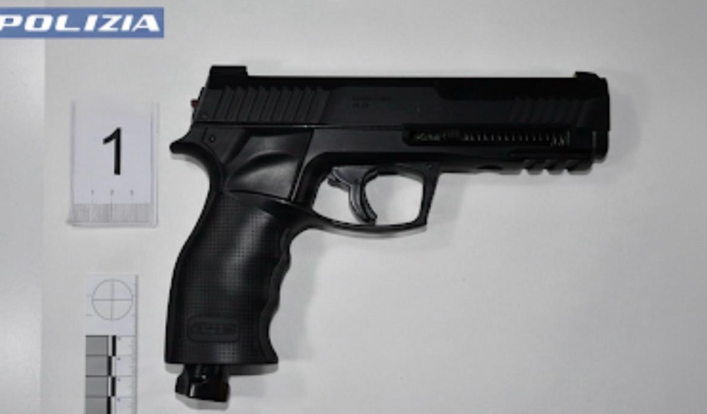 Colpi nella notte contro tre bar del centro di Pavia: a sparare è stata una donna