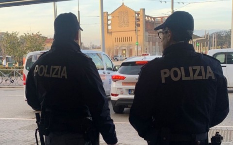 Semina il panico in stazione: prima insulta i tassisti poi si scaglia contro gli agenti