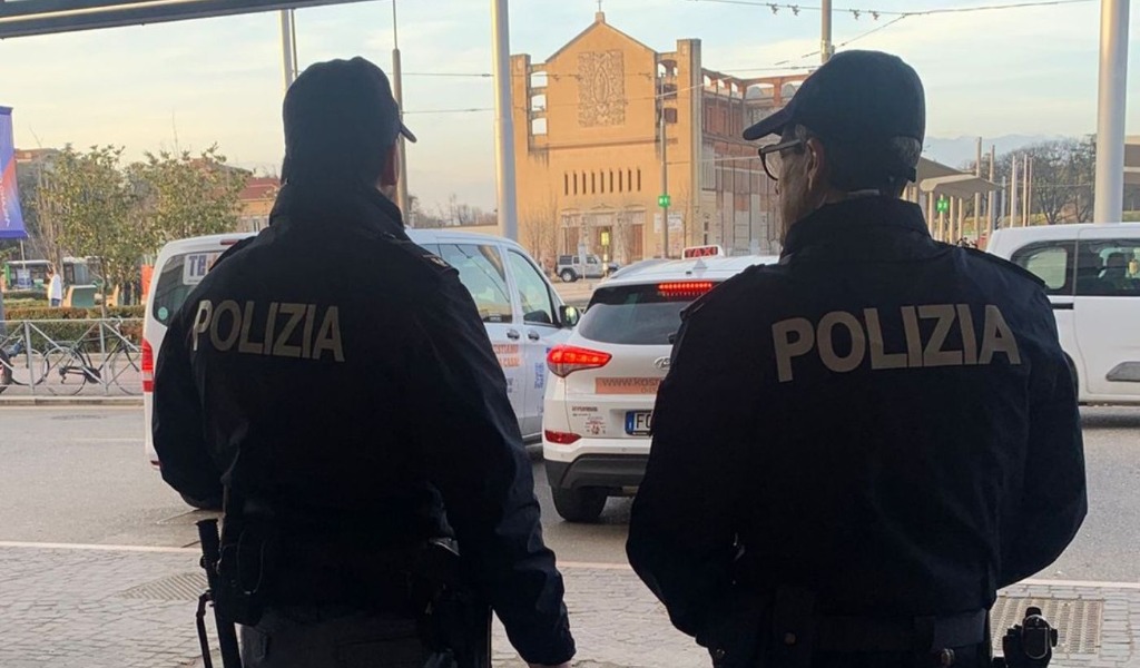 Semina il panico in stazione: prima insulta i tassisti poi si scaglia contro gli agenti