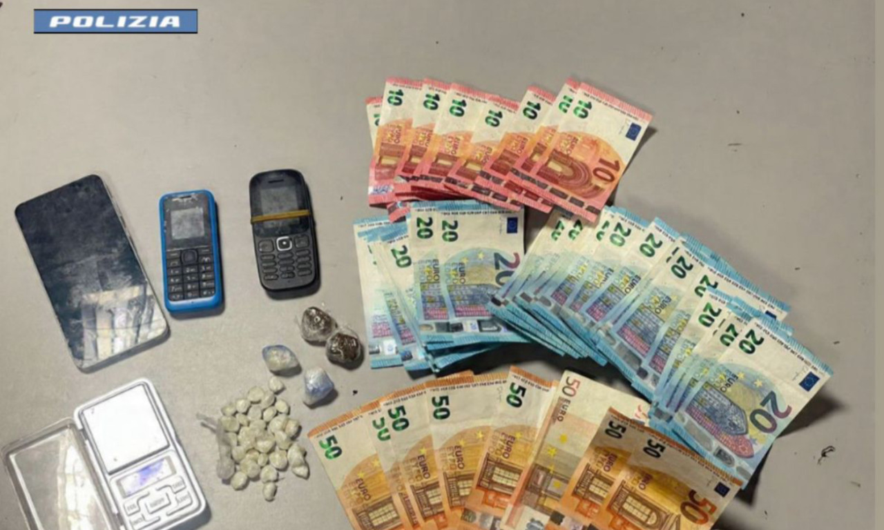 Pusher 24enne fugge dal posto di blocco a Pavia, ma si schianta con l’auto in un campo