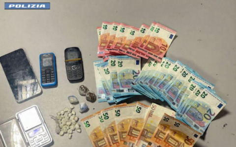 Pusher 24enne fugge dal posto di blocco a Pavia, ma si schianta con l’auto in un campo