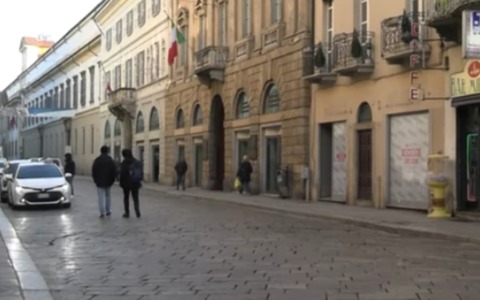 Due 20enni inseguite di notte nel centro di Pavia: salvate da un tassista