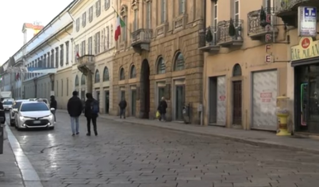 Due 20enni inseguite di notte nel centro di Pavia: salvate da un tassista