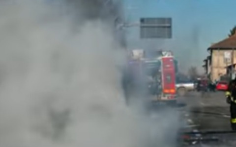 Camper in fiamme a Certosa di Pavia: i due occupanti riescono a mettersi in salvo