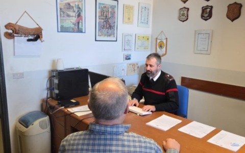 Truffa della cartomante, 62enne convinto di essere vittima del malocchio: richiesti sette bonifici per presunti “riti purificatori”