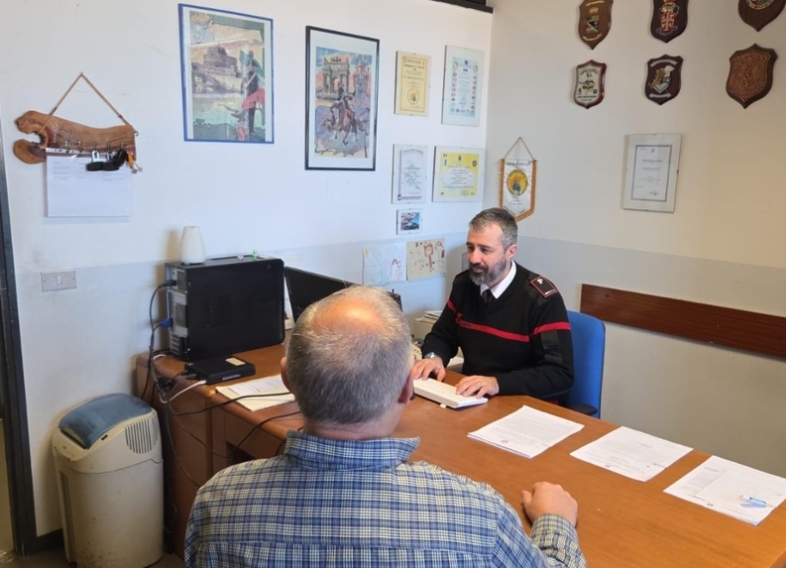 Truffa della cartomante, 62enne convinto di essere vittima del malocchio: richiesti sette bonifici per presunti “riti purificatori”