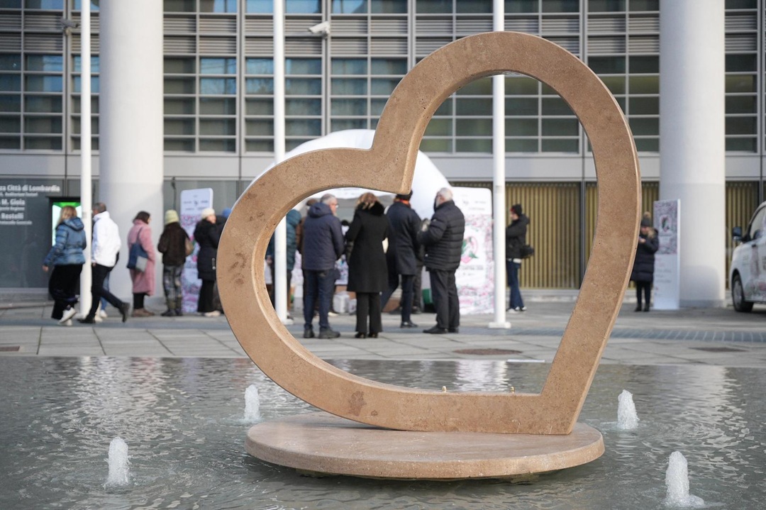 Un “Cuore di Marmo”, donato da un’azienda di Voghera, batte nella piazza della Regione Lombardia