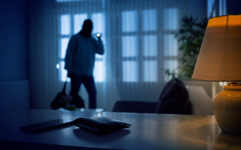 Si trova faccia a faccia con un ladro in casa sua a Santa Margherita di Staffora, 36enne nei guai