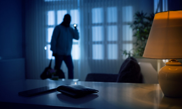 Si trova faccia a faccia con un ladro in casa sua a Santa Margherita di Staffora, 36enne nei guai