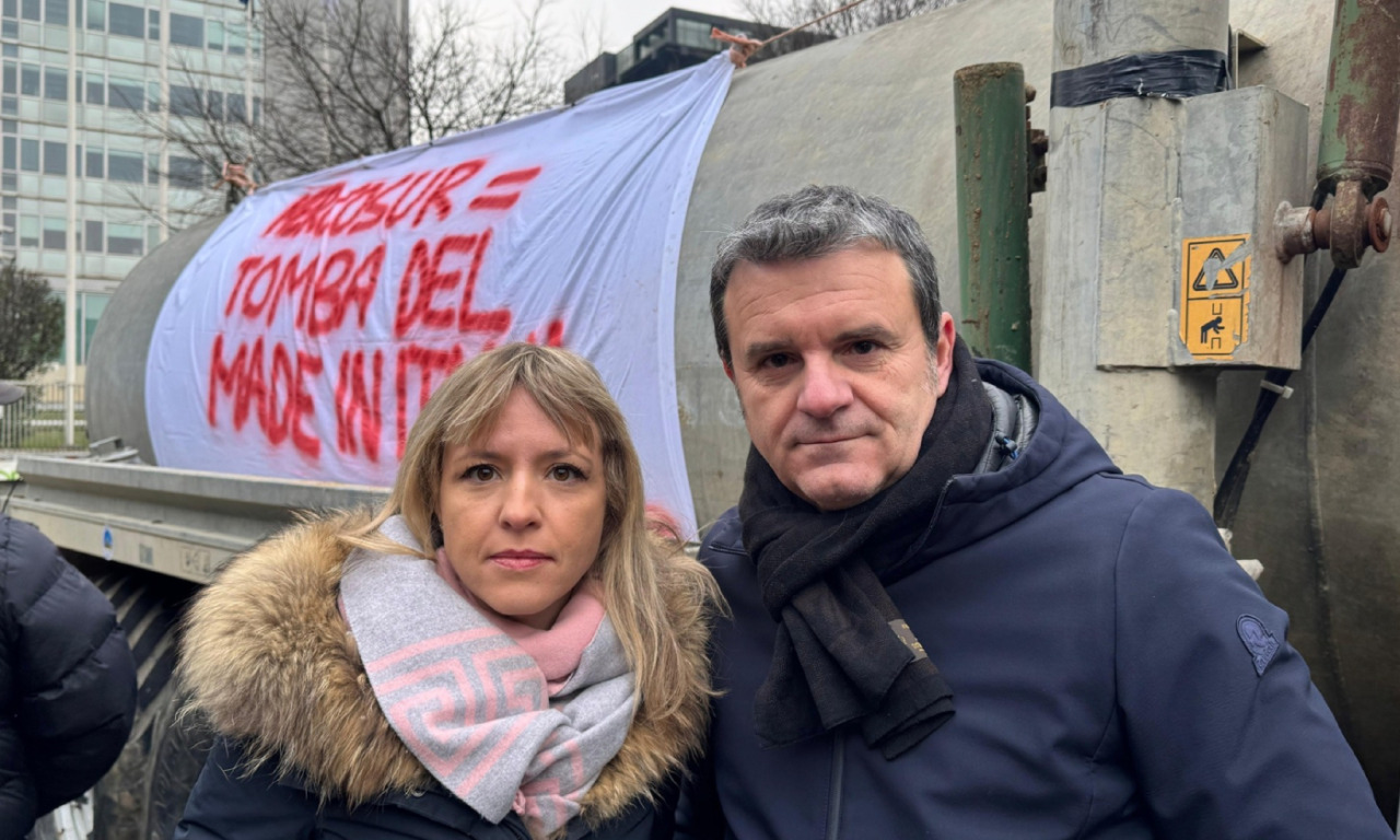 Trattori in piazza a Milano contro l’accordo Ue-Mercosur, protesta anche il leghista pavese Centinaio