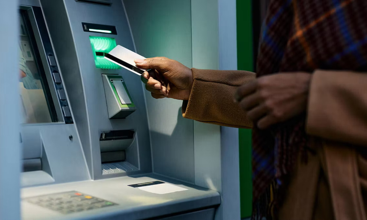 Truffe ai bancomat per 500mila dollari in California: 30enne ricercato arrestato nel Pavese