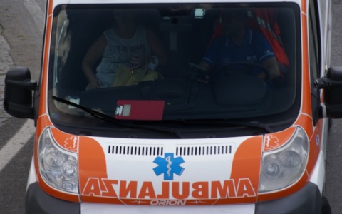 Esce di strada e si ribalta in un campo: 39enne soccorsa e portata in ospedale