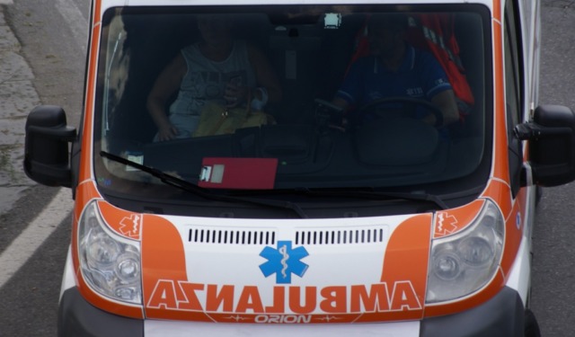 Esce di strada e si ribalta in un campo: 39enne soccorsa e portata in ospedale