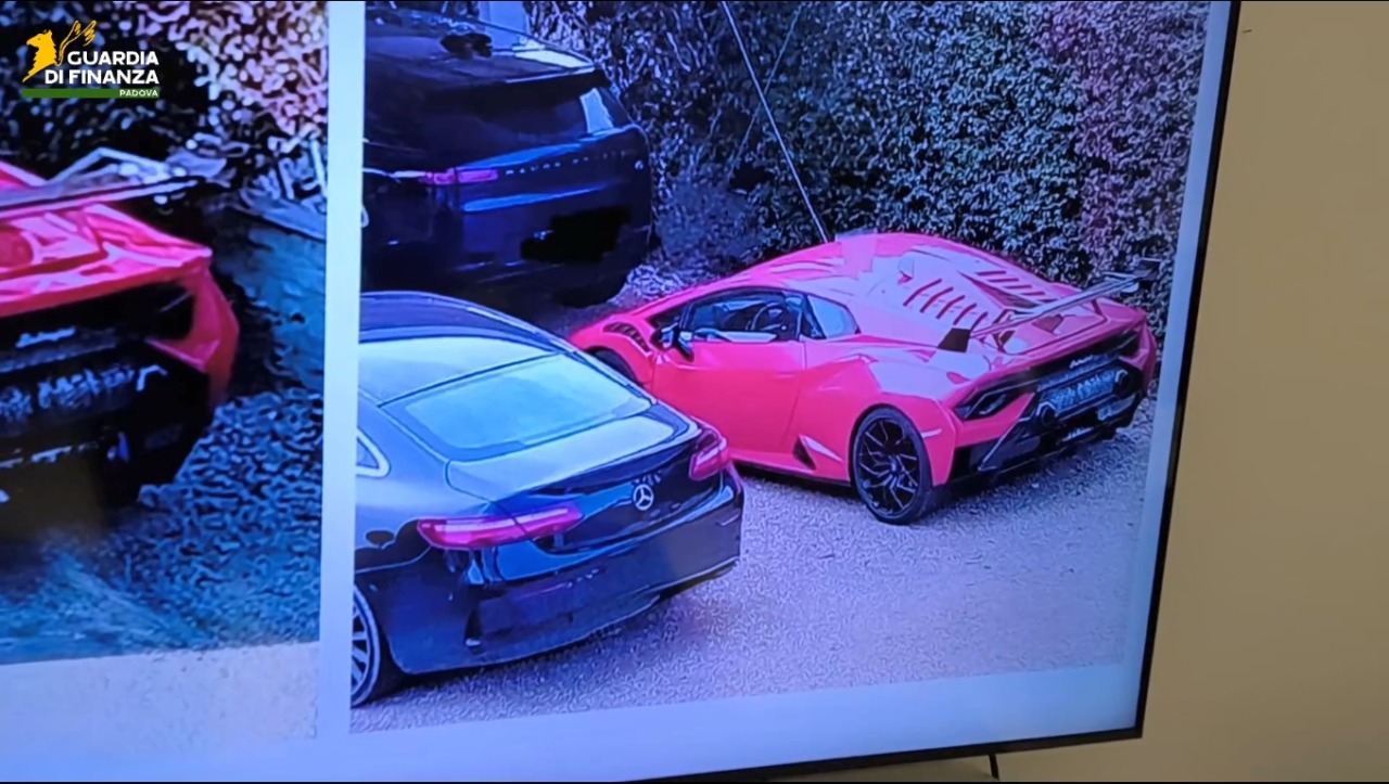 Alcune delle auto di lusso nella disponibilità di quelli che sono ritenuti i responsabili della rete