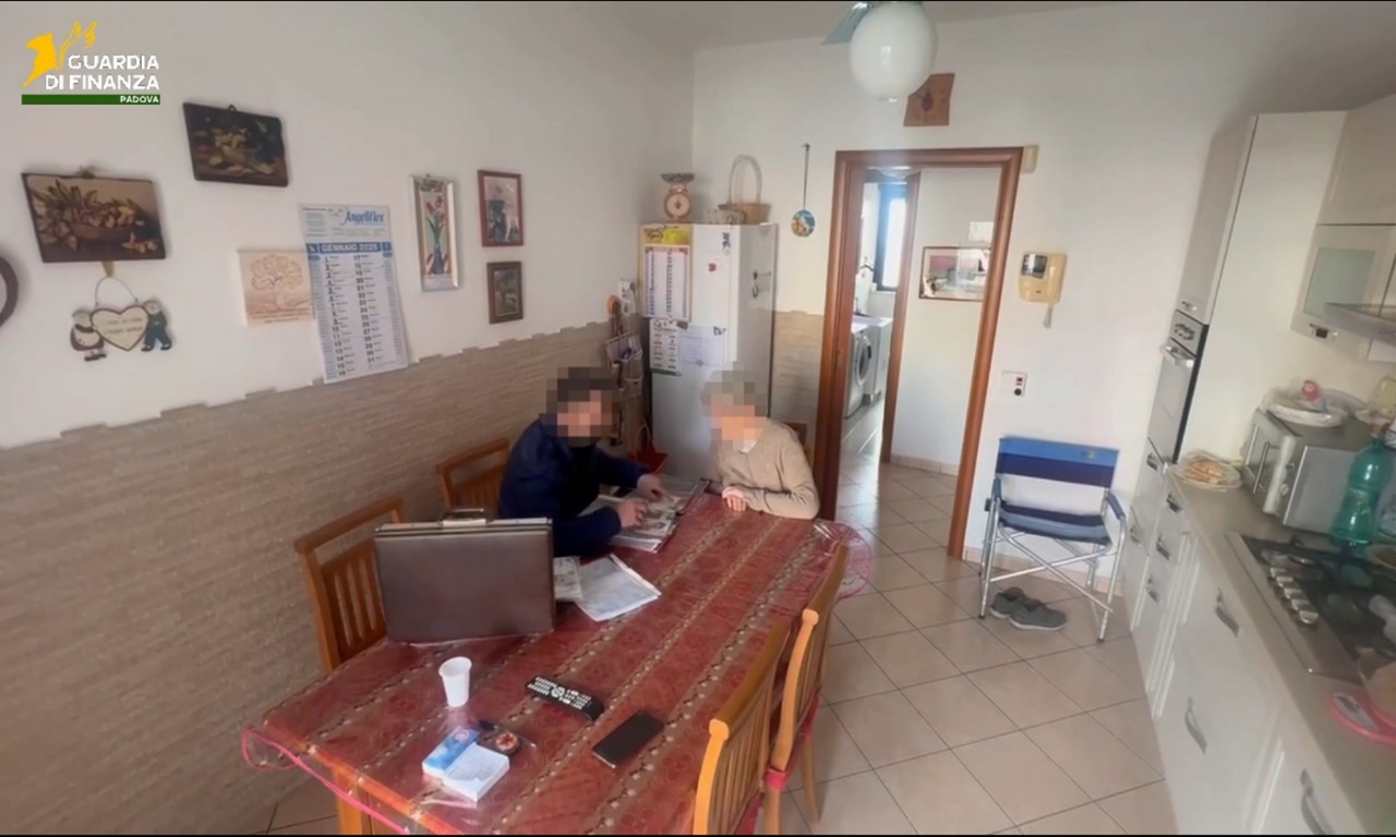 Vendevano migliaia di euro di casalinghi agli anziani: scoperto il maxi giro di truffe