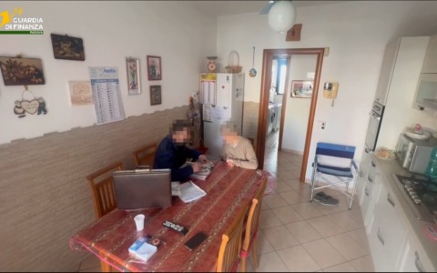 Vendevano migliaia di euro di casalinghi agli anziani: scoperto il maxi giro di truffe