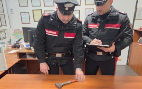 Mostra una mazzetta da muratore nel corridoio di scuola: studente denunciato