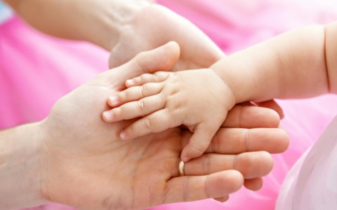 Pavia punta sui primi mille giorni di vita: Comune e Università uniti per sostenere le famiglie