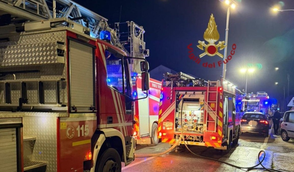 Incendio in appartamento a Corteolona, evacuato l’intero edificio