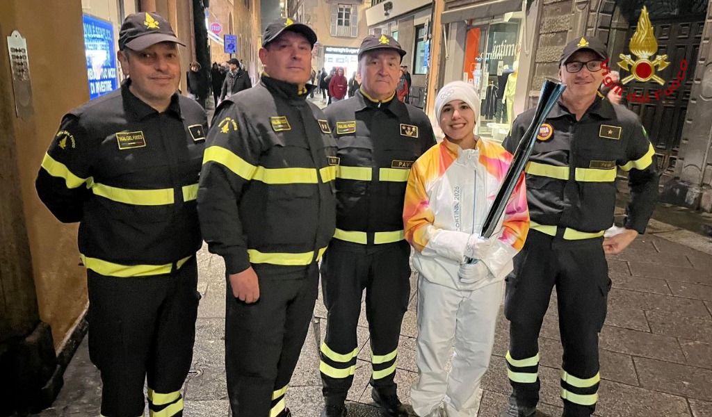 Lucrezia Magistris, atleta delle Fiamme Rosse dei Vigili del Fuoco, ha portato la fiamma olimpica a Pavia