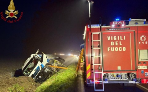 Autoarticolato esce di strada e si ribalta su un fianco, autista 65enne in ospedale