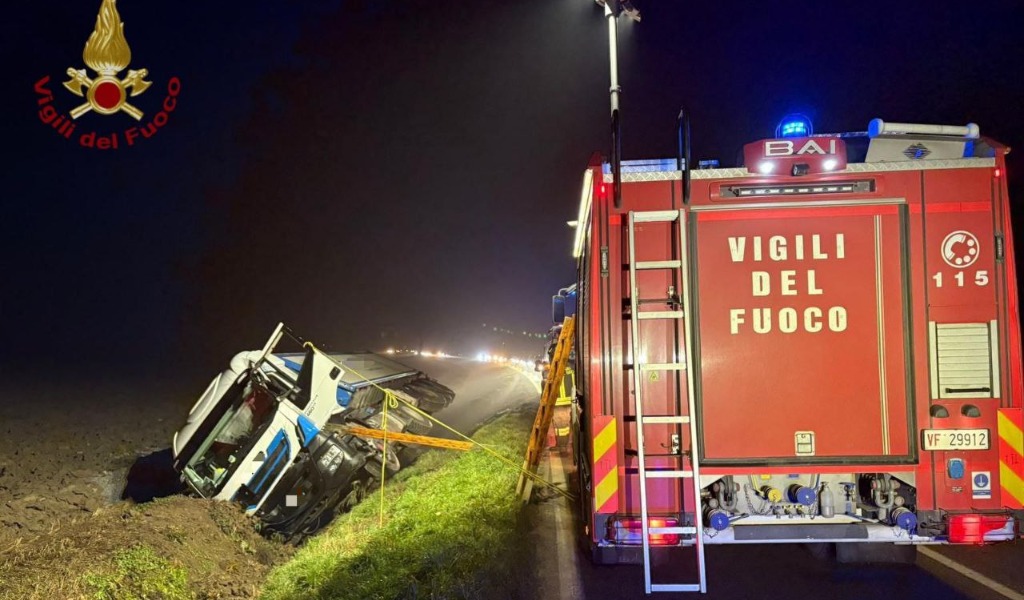 Autoarticolato esce di strada e si ribalta su un fianco, autista 65enne in ospedale