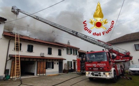 Incendio canna fumaria, danneggiato il tetto in legno di un’abitazione